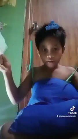 Maharot talaga tong pamangkin ko dumidila habang kumakamot .
